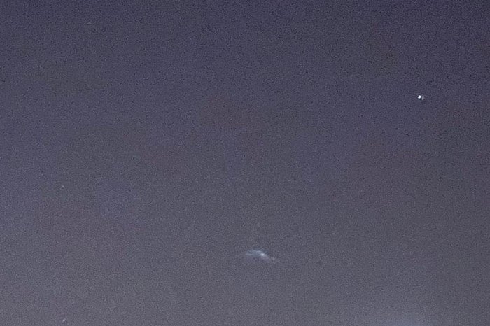 A mancha que se vê na parte inferiro da imagem seria o objeto visto por Rudinei e que voou na escuridão em direção às nuvens