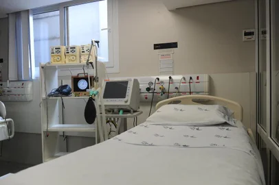  CAXIAS DO SUL, RS, BRASIL (10/04/2020)Custo de respiradores (equipamentos fundamentais para tratamento de casos respiratórios graves de covid-19 nos leitos de UTI) passou de R$ 50 mil para até R$ 150 mil cada. Além do aumento, faltam equipamentos no mercado. Case: Hospital Virvi Ramos. (Antonio Valiente/Agência RBS)<!-- NICAID(14474304) -->