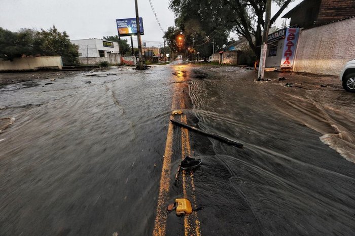 Chuva provocou alagamentos em Porto Alegre na manhã desta terça