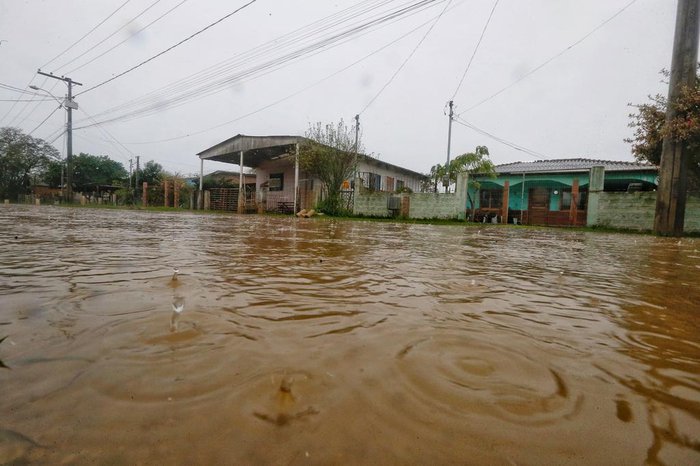 Moradores do Lami recorrentemente tem de conviver com ruas de chão batido esburacadas e alagadas em dias de chuva


