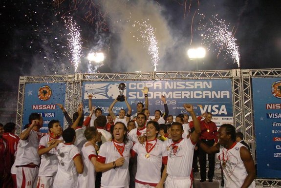 *** JBotega - taça ***Inter x Estudiantes na final da Copa Sul-Americana no estádio Beira Rio. Fonte: BD ZH Fotógrafo: Jefferson Botega
