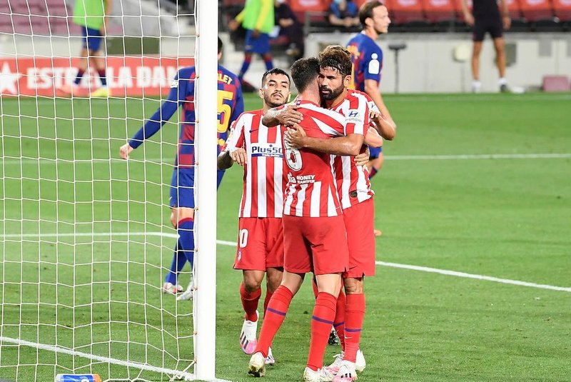  Atletico Madrids Spanish midfielder Saul Niguez (C) celebrates with teammates after scoring a second penalty during the Spanish League football match between FC Barcelona and Club Atletico de Madrid at the Camp Nou stadium in Barcelona on June 30, 2020. (Photo by LLUIS GENE / AFP)Editoria: SPOLocal: BarcelonaIndexador: LLUIS GENESecao: soccerFonte: AFPFotógrafo: STF<!-- NICAID(14534498) -->