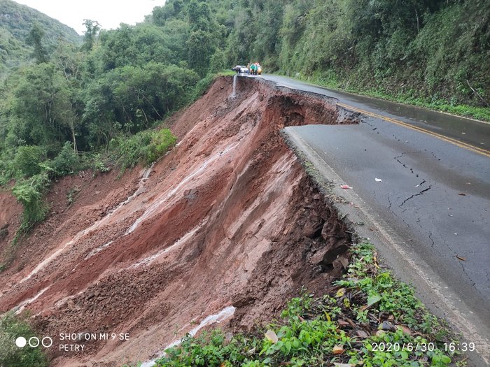 Em Nova Roma do Sul, uma queda de barreira interrompeu o fluxo de veículos rumo a Antônio Prado