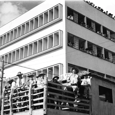 Localizado na esquina da Av. Júlio de Castilhos com a Rua Alfredo Chaves, o Edifício Brazex abrigava, além da loja, vários escritórios da Gazola. Na imagem acima, parte do prédio em 1954, captado durante um desfile da Festa Nacional da Uva. Na época, o corso alegórico percorria a Av. Júlio de Castilhos. Típico exemplar de linhas modernistas dos anos 1950, o prédio sofreu diversas alterações ao longo das décadas, inclusive andares extras. Atualmente sedia uma loja de eletrodomésticos no térreo.<!-- NICAID(10223934) -->