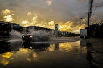  PORTO ALEGRE, RS, BRASIL - 30.06.2020 - Temporal e estragos em Porto Alegre. (Foto: Marco Favero/Agencia RBS)<!-- NICAID(14534606) -->