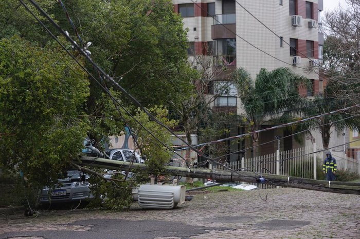 Forte vento derrubou poste na rua Dona Gabriela, em Porto Alegre