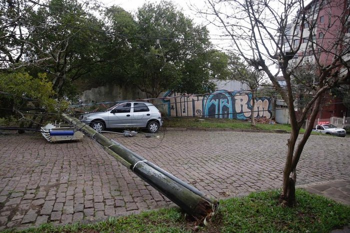 Queda de poste na rua Dona Gabriela, em Porto Alegre