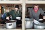 Os empresários Eduardo Argolo e Simone Fagundes decidiram usar o espaço de seu restaurante, na orla de Ipanema, para preparar refeições e distribuí-las gratuitamente.<!-- NICAID(14533586) -->