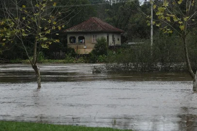  SÃO SEBASTIÃO DO CAÍ, RS, BRASIL (01/07/2020)Rio sobe e 17 famílias são tiradas de casa em São Sebastião do Caí. (Antonio Valiente/Agência RBS)<!-- NICAID(14535391) -->