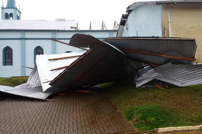  Estragos ocasionados pelo ciclone-bomba em Muitos Capões.<!-- NICAID(14535575) -->