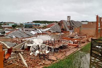  Estragos ocasionados pelo ciclone-bomba em Muitos Capões.<!-- NICAID(14535568) -->