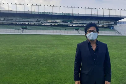 Claudio Matsumura é empresário e se aproximou do Juventude através da LA Sports.<!-- NICAID(14530740) -->