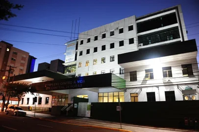  CAXIAS DO SUL, RS, BRASIL, 19/12/2019. Complexo Centro à Vida - UPA 24H, Postão 24 Horas.Antes das portas abrirem, por volta das 20h UPA Central de Caxias já tinha pacientes aguardando atendimento em Caxias do Sul. Prefeitura divulgou oficialmente abertura para as 23h59 desta quinta-feira (19). (Porthus Junior/Agência RBS)<!-- NICAID(14365130) -->