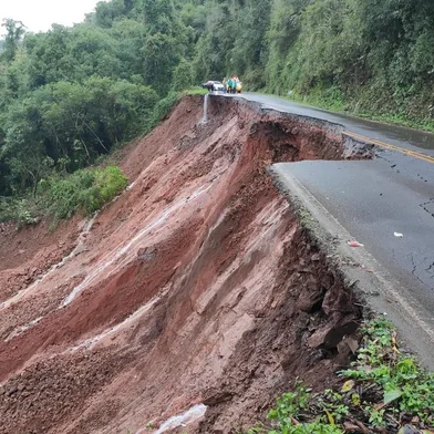 RS-448, em Farroupilha, cedeu na altura do Km 39,5 e foi interditada<!-- NICAID(14534692) -->