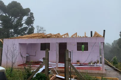 O cenário de destruição do telhado da igreja Santo Antônio e do Centro de Eventos do município de Muitos Capões, na Serra, já bastariam para entender a intensidade com que o ciclone bomba atingiu a cidade de cerca de 3 mil habitantes na terça-feira (30). Se não bastasse isso, a Defesa Civil informa que 30 pessoas estão desalojadas. A situação fez com que a prefeitura decretasse situação de emergência nesta quinta-feira (2). A cidade segue sem energia elétrica e sem abastecimento de água.<!-- NICAID(14536116) -->