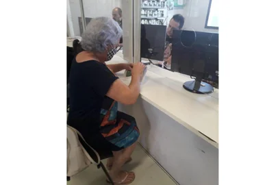 Leitor enviou foto relatando que o atendimento na SMS de Caxias do Sul estava ocorrendo sem os devidos cuidados, como uso de máscara, por exemplo.  <!-- NICAID(14536419) -->