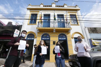  GRAVATAÍ, RS, BRASIL - 02.07.2020 - Por meio de decretos, a prefeitura de Gravataí vem suspendendo o pagamento das bolsas-auxílio dos estagiários do município mês a mês, desde o início da pandemia. São 348 estagiários que foram afastados de suas funções no final de março e, desde então, estão sem receber. A justificativa da prefeitura é de que eles não estão trabalhando neste período, por isso não recebem. (Foto: Lauro Alves/Agencia RBS)<!-- NICAID(14536233) -->