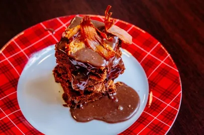 Brownie de chocolate com bacon