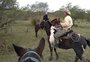 Com nuvem em local de difícil acesso, fiscais argentinos recorrem a cavalos para monitorar gafanhotos