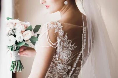 Gorgeous bride in robe posing and preparing for the wedding ceremony face in a roomLinda noiva em roupão posando e se preparando para a cerimônia de casamento rosto em um quarto.Indexador: Oleg ParylyakFonte: 293543635<!-- NICAID(14316667) -->