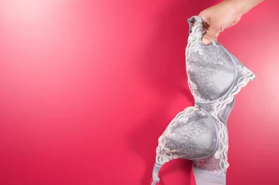  Women holding a bra against pink background. Concept of Breast cancer awareness and international no bra day celebrationIndexador: Hafiez RazaliFonte: 291301123Fotógrafo: Women holding a bra against pink<!-- NICAID(14539141) -->