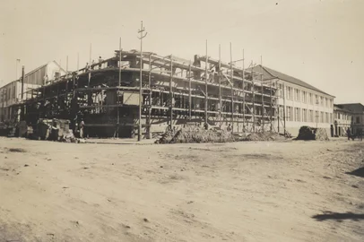 Construção do prédio da Metalúrgica Abramo Eberlem, na esquina das ruas Borges de Medeiros e Os Dezoito do Forte, na década de 1940. É onde está a famosa piteira do telhado, marca registrada dos produtos da empresa a partir de 1908. <!-- NICAID(14187386) -->