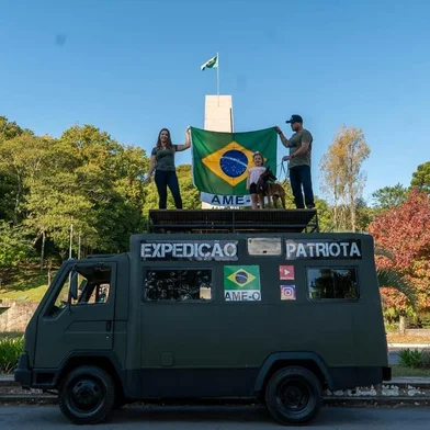 Expedição Patriota, de Caxias do Sul, que se prepara para percorrer o Brasil em 12 meses. Guilherme Lovison e a esposa Débora Lovison, a filha Amablie e a cachorra Mali<!-- NICAID(14535199) -->