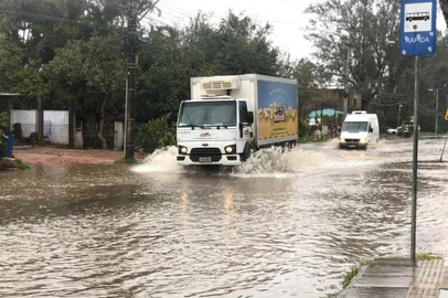 Via do bairro Ponta Grossa, na zona sul de Porto Alegre, com acúmulo de água após a chuva.<!-- NICAID(14541021) -->