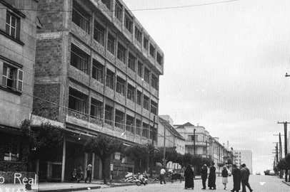 A construção da primeira sede da Faculdade de Filosofia, o Edifício Santa Teresa, que abrigou o início do Curso de História da UCS, na Rua Os Dezoito do Forte. Curso completa 60 anos em 2020.<!-- NICAID(14540886) -->