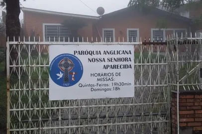 Igreja Católica emite nota sobre padre de paróquia anglicana em Caxias. Quem acessou nos últimos dias o site da Diocese de Caxias do Sul surpreendeu-se ao encontrar uma nota de esclarecimento assinada pelo bispo dom José Gislon e pelo Chanceler do Bispado, padre Eleandro Teles, em 29 de junho, para esclarecer aos fiéis que o religioso Anderson Golin não integra a Igreja Católica Apostólica Romana como padre ou bispo. Padre Golin é responsável pela Paróquia Anglicana Nossa Senhora Aparecida, que fica junto à Casa de Acolhida Luiz Matias. Lá ele é conhecido como Dom Anderson.<!-- NICAID(14539687) -->
