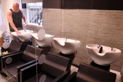  Hairdresser John Belfield prepares his hair salon, adapted with perspex screens in between customers seats in light of the COVID-19 pandemic, in Newcastle-under-Lyme, central England on June 22, 2020, as he waits for confirmation from Britains Government as to when hair salons and barbers will be able to re-open. - Some hair salons have  started taking bookings for July in anticipation of the government lifting lockdown restrictions further, and allowing them to open, after some non-essential shops were allowed to re-open on June 15. (Photo by Paul ELLIS / AFP)Editoria: HTHLocal: Newcastle-under-LymeIndexador: PAUL ELLISSecao: epidemic and plagueFonte: AFPFotógrafo: STF<!-- NICAID(14541098) -->