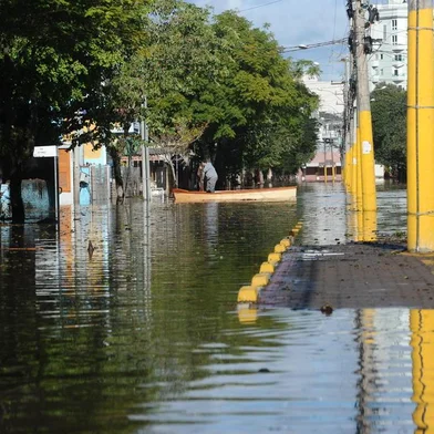  SÃO SEBASTIÃO DO CAÍ, RS, BRASIL (09/07/2020)Não há o que fazer, desabafa morador de São Sebastião do CaíMais de 1700 pessoas tiveram que deixaram suas casasRuas alagadas, um forte cheiro de peixe, móveis boiando e muito lama e lixo. Esse era o cenário em São Sebastião do Caí na manhã desta quinta-feira (9). Com vassouras e mangueiras, os moradores aproveitaram o sol que surgiu depois da chuva intensa dos últimos dias para limpar as casas e ver o que pode ser salvo depois da enxurrada. (Antonio valiente/Agência RBS)<!-- NICAID(14541509) -->