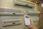  CAXIAS DO SUL, RS, BRASIL  (09/12/2014) Venda de Equipamento de Ar- Condicionado.  Mirele Tódero, da loja Embrar, mostra modelos de ar-condicionado. (Roni Rigon/Pioneiro)<!-- NICAID(11045865) -->