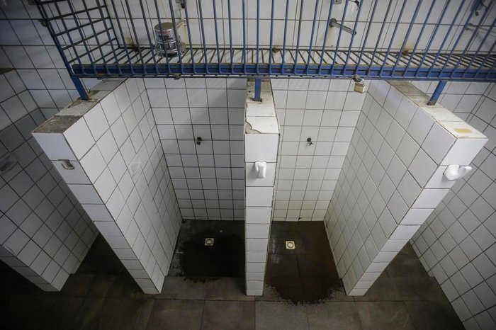 Diariamente cerca de 50 pessoas procuram os banheiros públicos do Harmonia para tomar banho, mesmo frio