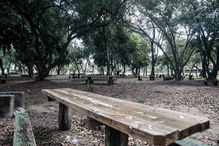 Sem iluminação e manutenção, parque permanece com mesas e churrasqueiras ociosos na maior parte do ano