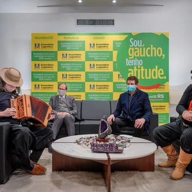 Contribuintes do Rio Grande do Sul destinaram R$ 15,557 milhões que seriam pagos ao Imposto de Renda para fundos que beneficiam crianças e adolescentes e pessoas idosas. Os dados foram apresentados nesta quinta-feira pelo superintendente-adjunto da Receita Federal no RS, Ademir Gomes de Oliveira, na Assembleia Legislativa.Desde o ano passado, a Casa mantém a campanha Valores que Ficam, que incentiva os gaúchos que têm imposto a pagar, no modelo completo de declaração, a destinar até 3% para os Fundos dos Direitos da Criança e do Adolescente e outros 3% para os Fundos da Pessoa Idosa. Em 2019, o valor direcionado foi de R$ 13,891 milhões. Em 2018, antes do início da campanha, o montante havia sido de R$ 9,8 milhões.<!-- NICAID(14542167) -->