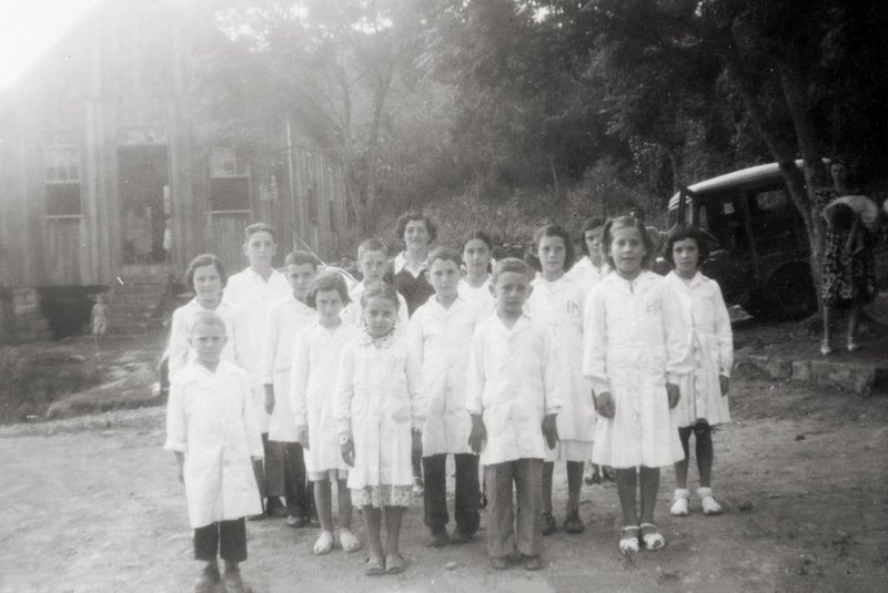 Professora Angelina - Angela Corrent Andreis - com os alunos da Escola Júlio de Castilhos, em São Virgílio da 6ª Légua, em meados da década de 1950. Memórias da educação em Santa Lúcia do Piaí.<!-- NICAID(14541461) -->