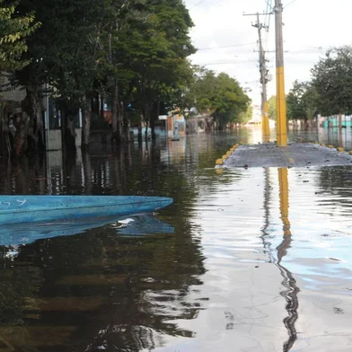 SÃO SEBASTIÃO DO CAÍ, RS, BRASIL (09/07/2020)Não há o que fazer, desabafa morador de São Sebastião do CaíMais de 1700 pessoas tiveram que deixaram suas casasRuas alagadas, um forte cheiro de peixe, móveis boiando e muito lama e lixo. Esse era o cenário em São Sebastião do Caí na manhã desta quinta-feira (9). Com vassouras e mangueiras, os moradores aproveitaram o sol que surgiu depois da chuva intensa dos últimos dias para limpar as casas e ver o que pode ser salvo depois da enxurrada. (Antonio valiente/Agência RBS)<!-- NICAID(14541526) -->