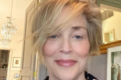 Sharon Stone posa sem maquiagem<!-- NICAID(14542766) -->