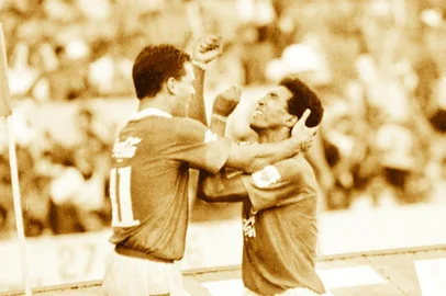 Inter 2x1 Grêmio  Foto do jogador Edu abraçando o colega Nílson, que acabara de marcar um gol no jogo conhecido como Gre-Nal do Século.#PÁGINA: 10 Fotógrafo: Não se Aplica<!-- NICAID(2041370) -->