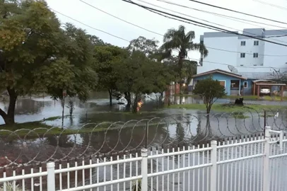 Secretaria de Obras trabalha para escoar a água da rua Bolivar Pedrotti Melgare, no Interlagos. No local, as galerias não deram conta da quantidade de água e chegaram a invadir a garagem de uma moradora.<!-- NICAID(14543275) -->
