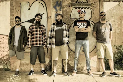 Banda caxiense Todos Foram Morar Longe<!-- NICAID(14542661) -->