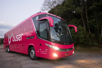 Ônibus da empresa Buser, app de viagens interestaduais. <!-- NICAID(14544272) -->