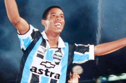 Ronaldinho Gaúcho  nos ombros do torcedor Guto Calgaro, no final do Gre-Nal decisivo do Gauchão de 1999.#PÁGINA:58 Fonte: Arquivo Pessoal Fotógrafo: Arquivo Pessoal Data Evento: 00/00/1999<!-- NICAID(1824607) -->