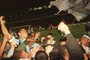 Gre-Nal 341 - Grêmio 1x0 - terceiro jogo das finais do Campeonato Gaúcho - Estádio Olímpico. Grêmio é campeão Gaúcho.Atacante Ronaldinho, do Grêmio, é leventado pela torcida dentro do gramado do estádio depois do jogo.#PÁGINA: 1#ENVELOPE: 239508<!-- NICAID(575801) -->