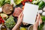 cropped view of woman holding empty notebook above food for ketogenic diet menuPORTO ALEGRE, RS, BRASIL, 25/06/2019- Alimentação saudavel. Dieta. vegetais. verduras. (Foto: LIGHTFIELD STUDIOS  / stock.adobe.com)Fonte: 279814188<!-- NICAID(14439373) -->