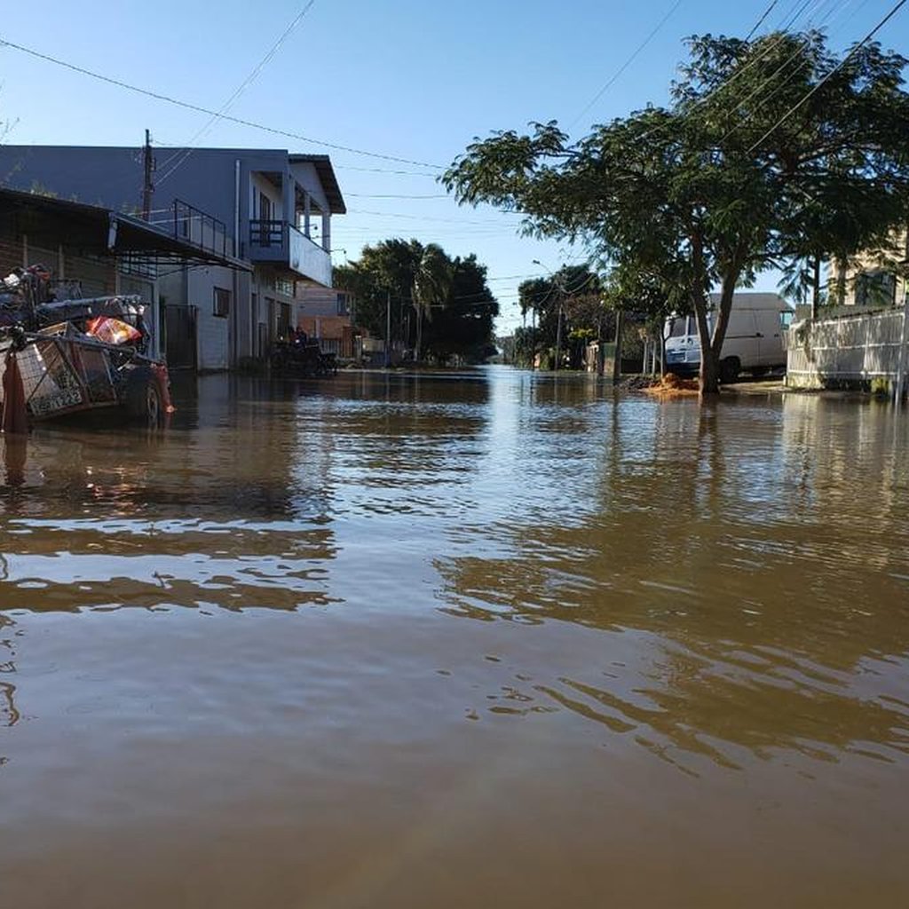 Moradores de Porto Alegre, Viamão e Alvorada relatam como é conviver com a  buraqueira