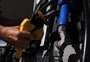 O que as vacinas têm a ver com a alta da gasolina