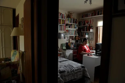  CAXIAS DO SUL, RS, BRASIL, 12/03/2019A escritora Maya Folks, fala sobre seu novo livro Poemas para ler no front. (Lucas Amorelli/Agência RBS)<!-- NICAID(13992122) -->