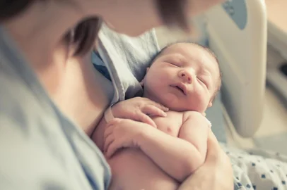 Parenting and new life concept. Mother holding newborn baby boy in her arms. Fonte: 166252280<!-- NICAID(14546810) -->